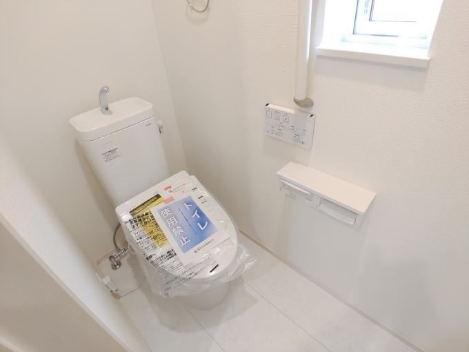 トイレにも採光窓有り