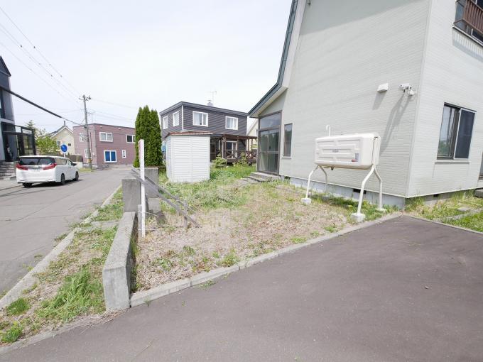 玄関前も十分な広さがあるので、軽自動車等駐車可能 玄関前も十分な広さがあるので、軽自動車等駐車可能