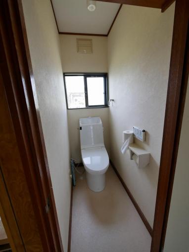 トイレはウォシュレット一体型です。窓も有ります。 トイレはウォシュレット一体型です。窓も有ります。