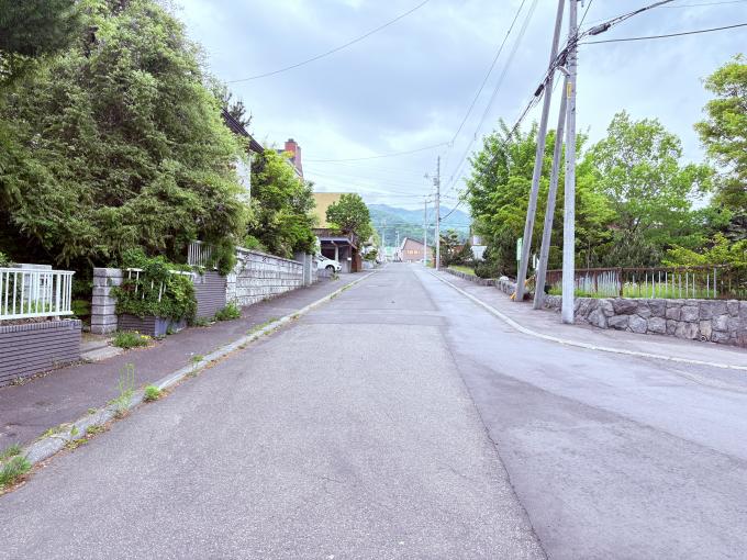 【前面道路】前面道路が約8mの公道に面しています。 【前面道路】前面道路が約8mの公道に面しています。