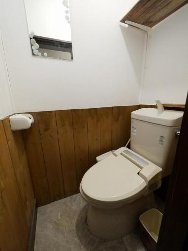 トイレは1か所御座います。窓もあります。