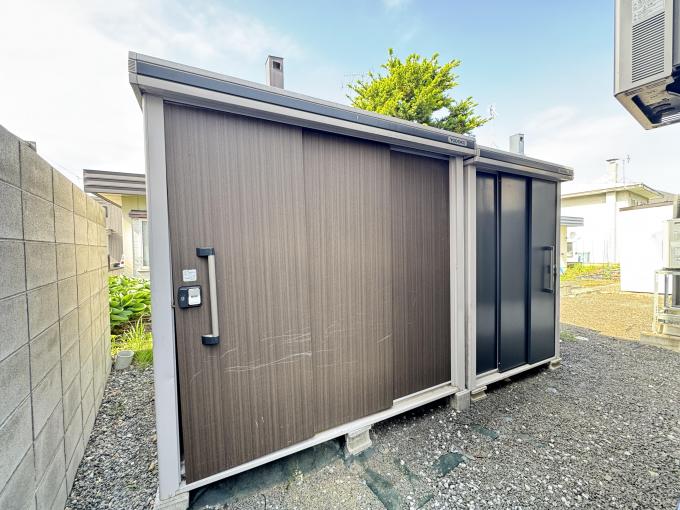 【物置】タイヤや除雪用具などをたっぷり収納可能 【物置】タイヤや除雪用具などをたっぷり収納可能