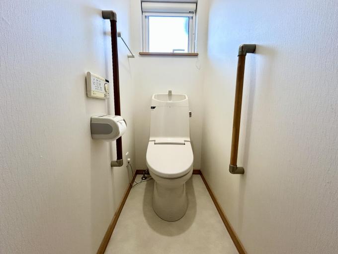 【1階トイレ】 シンプルで機能的なトイレ空間。 【1階トイレ】 シンプルで機能的なトイレ空間。