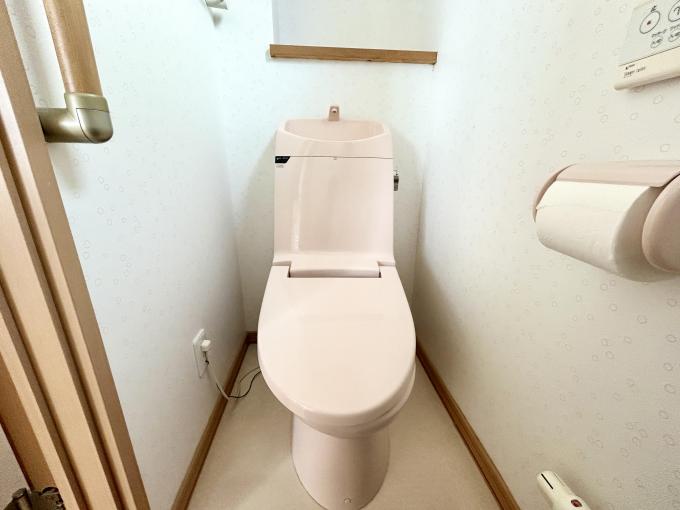【2階トイレ】 2階のトイレは明るくやさしい印象 【2階トイレ】 2階のトイレは明るくやさしい印象