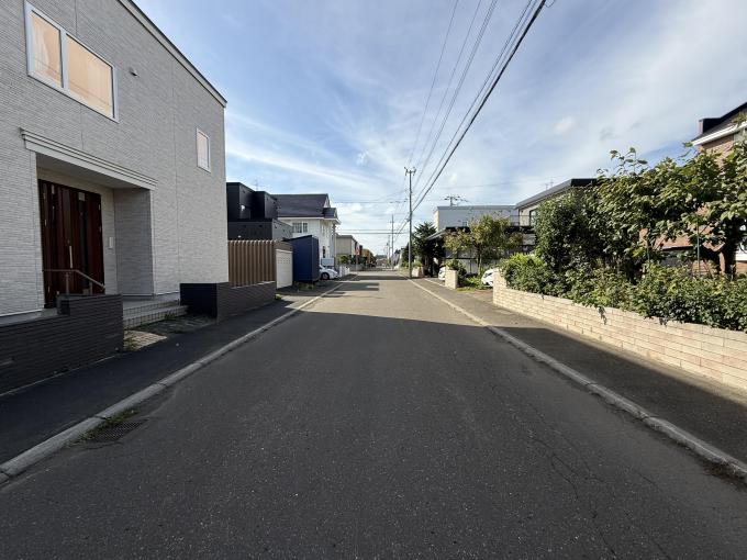 【前面道路】 幅約8mのゆったりとした北側道路。 【前面道路】 幅約8mのゆったりとした北側道路。