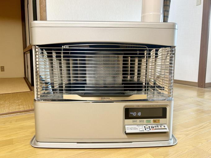 【暖房機】 リビングに設置されたコロナ製の石油暖房機