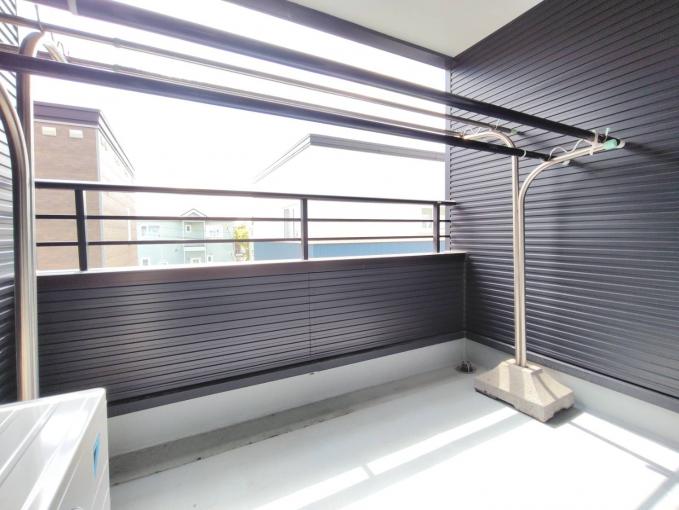 【ベランダ】屋根付きで急な雨でも安心な物干しスペース! 【ベランダ】屋根付きで急な雨でも安心な物干しスペース!