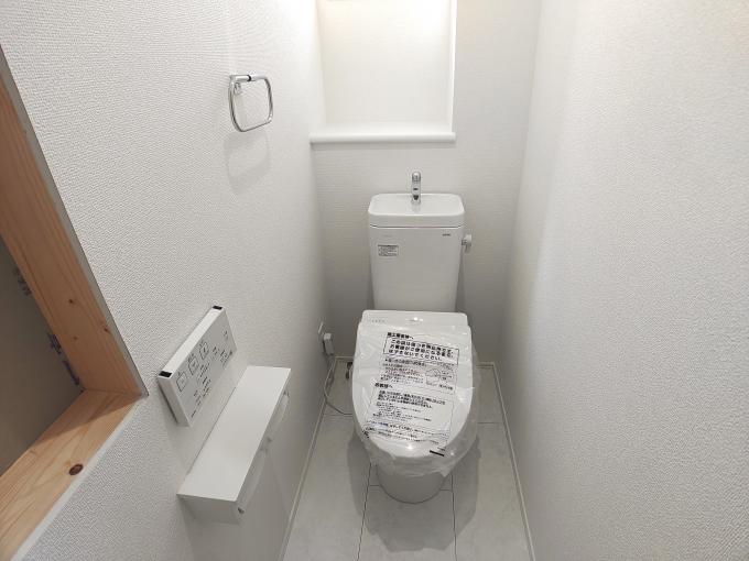 トイレにも採光窓有り