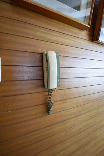 【インターフォン】壁掛け式インターホン受話器付きです。