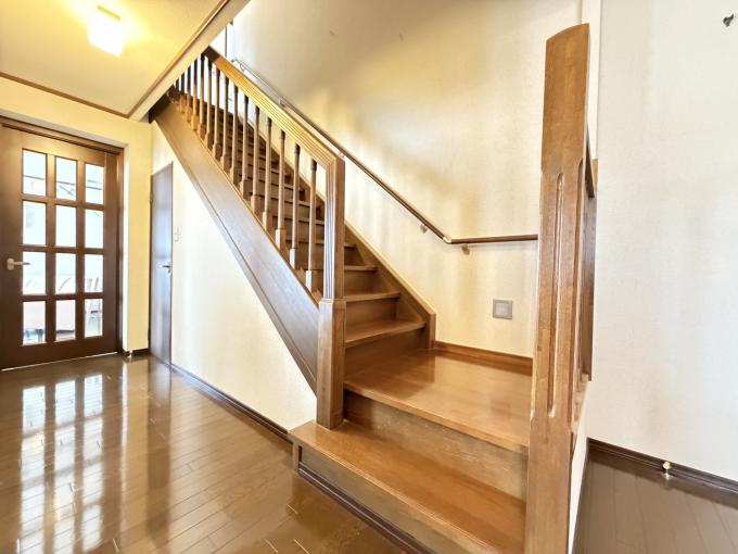 【廊下】木目の建具・フローリングが温かみある印象♪