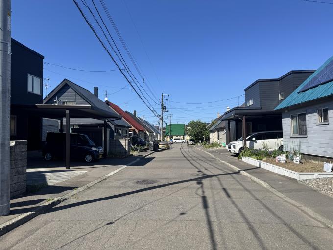 【前面道路】 見通しが良く開放感のある前面道路です。 【前面道路】 見通しが良く開放感のある前面道路です。