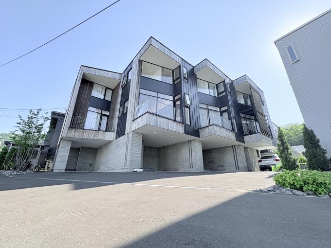 道南杉を使用した外観。旭ヶ丘の自然環境・街並みになじむ創り。 道南杉を使用した外観。旭ヶ丘の自然環境・街並みになじむ創り。