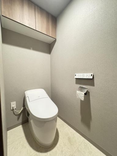 汚れが落ちやすいアクアセラミックの節水型トイレです。