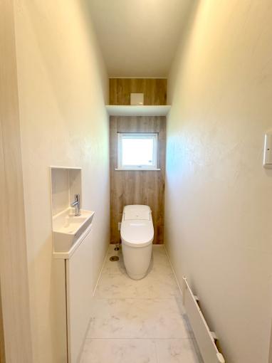 トイレはINAXの「ベーシアハーモLタイプ」を採用。 トイレはINAXの「ベーシアハーモLタイプ」を採用。