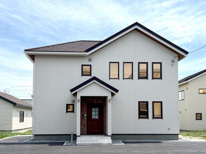 落ち着きと重厚感をプラスした三角屋根の家。 落ち着きと重厚感をプラスした三角屋根の家。