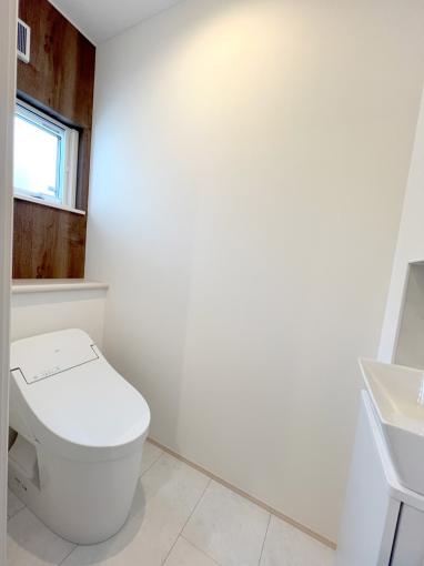 トイレはTOTO製。 トイレはTOTO製。