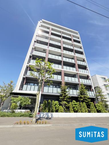 【外観】 駅近の好立地に佇む、全49戸の現代的なマンション。 【外観】 駅近の好立地に佇む、全49戸の現代的なマンション。