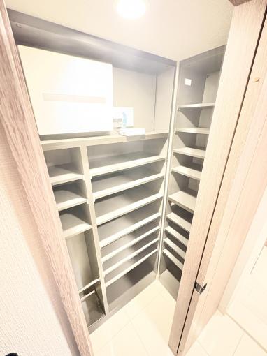 【シューズボックス】 棚板の高さが調節できる可動棚仕様 【シューズボックス】 棚板の高さが調節できる可動棚仕様