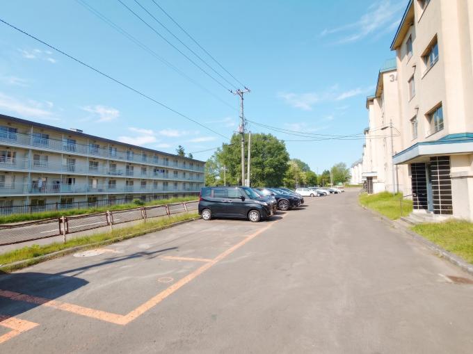 【駐車場】 前面道路や駐車区画にしっかりとゆとりがあります。 【駐車場】 前面道路や駐車区画にしっかりとゆとりがあります。