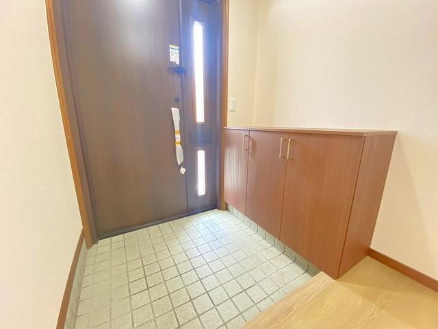 【玄関】シューズボックス付きで収納スペース確保♪