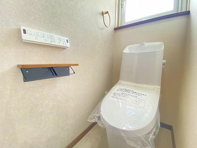 【1階トイレ】窓から光が差し込む明るい空間☆