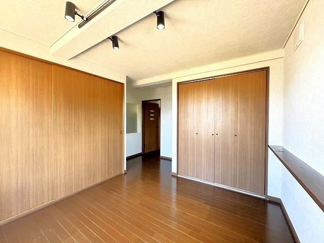 【1F洋室】2面にクローゼット付きで収納豊富☆