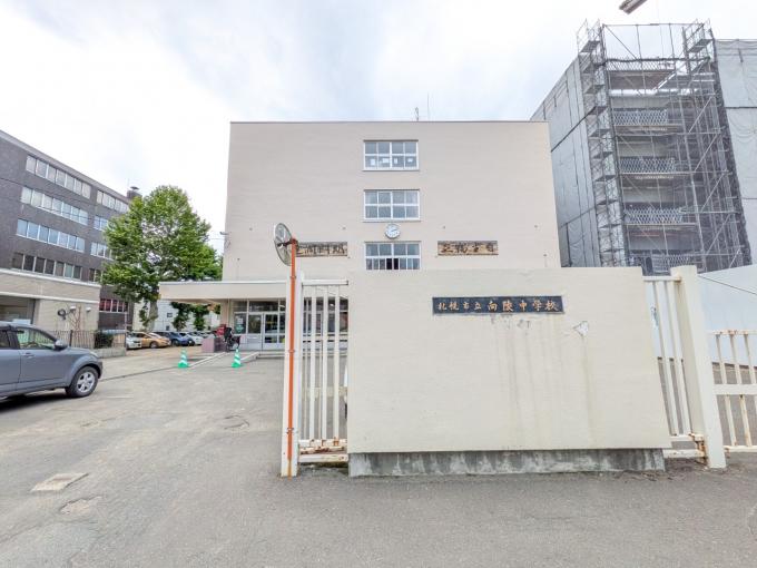 向陵中学校　徒歩11分(820ｍ)