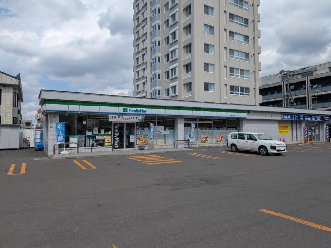 ファミリーマート宮の森3条店　徒歩6分(440ｍ)
