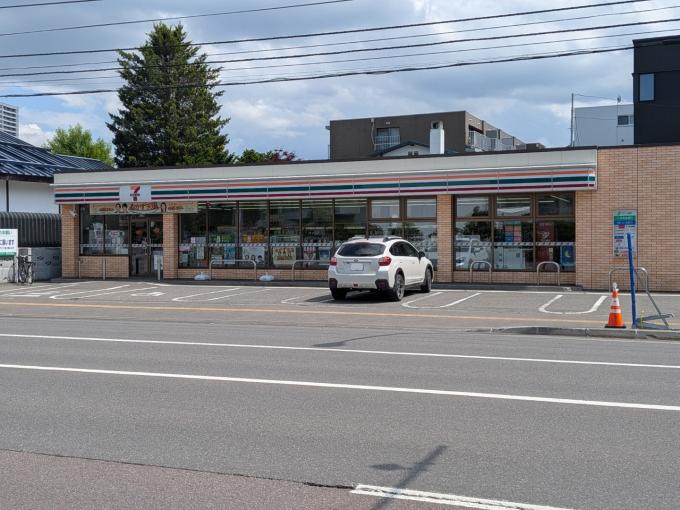 セブンイレブン宮の森1条店　徒歩7分(560ｍ)