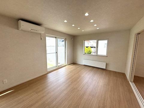 明るいリビングで毎日を優しく包み込みます。