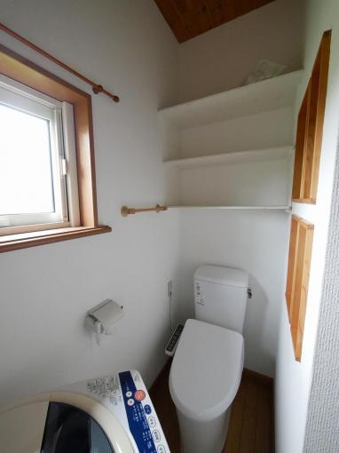 トイレはこちらです。収納棚も豊富にあります。 トイレはこちらです。収納棚も豊富にあります。