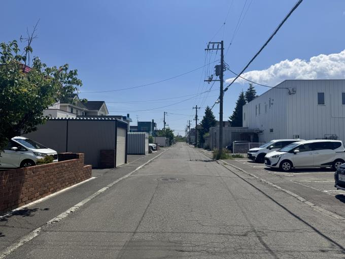 【前面道路】 周囲は戸建住宅が建ち並びます。