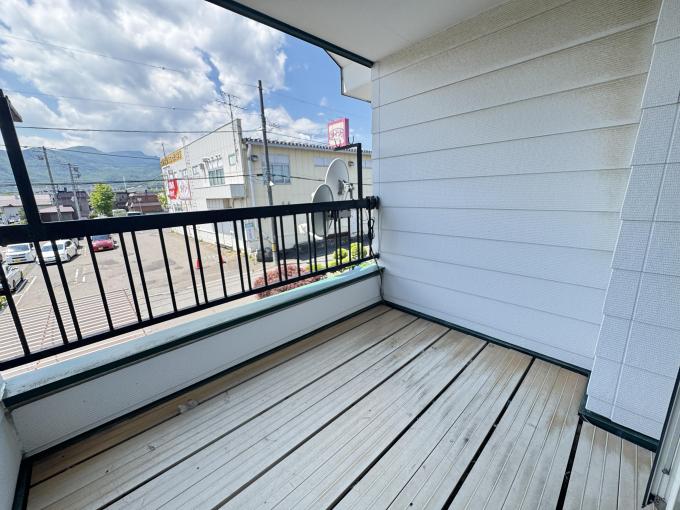 【バルコニー】屋根付きで雨を防げます。布団も楽に干せる広さです。