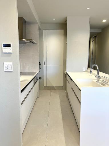 キッチン側からも洗面所へ行ける動線になっています キッチン側からも洗面所へ行ける動線になっています