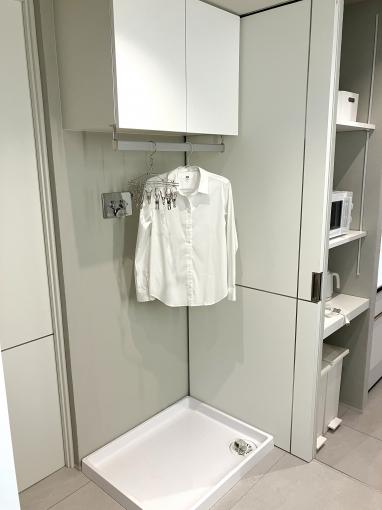 洗濯機置き場と上部の吊り収納です 洗濯機置き場と上部の吊り収納です