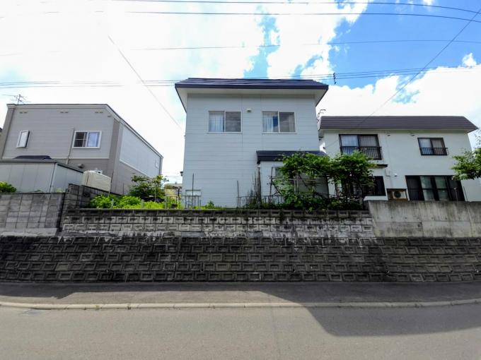 【現地写真】四季折々の自然を感じる西野エリアの閑静な住宅街。 【現地写真】四季折々の自然を感じる西野エリアの閑静な住宅街。