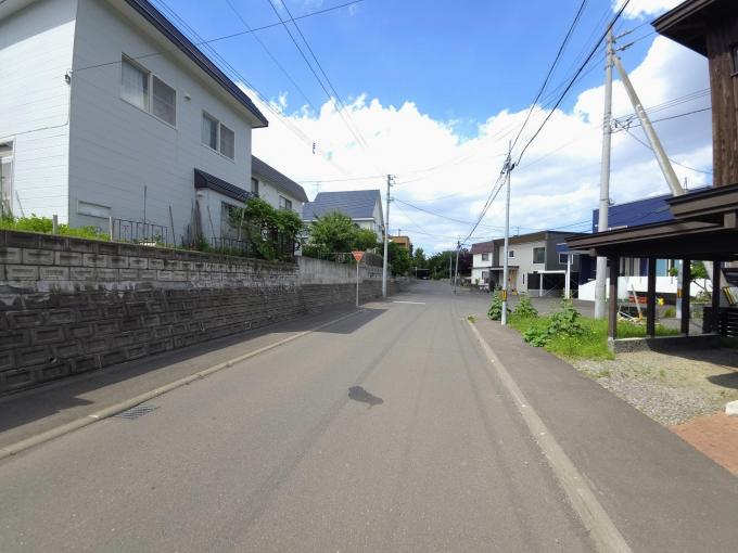 【前面道路】西野エリア、64坪超の整形地。 【前面道路】西野エリア、64坪超の整形地。