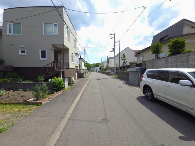 【前面道路】北西・南東ともに幅員8mの公道の整形地。 【前面道路】北西・南東ともに幅員8mの公道の整形地。