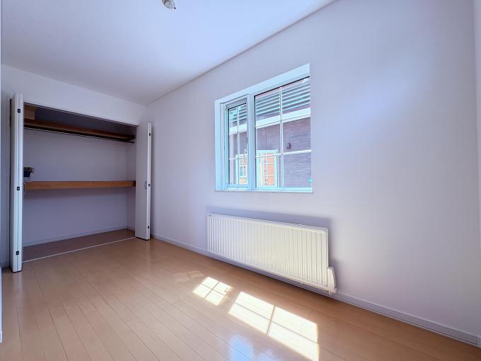【洋室B】収納付きの2階角部屋で日当たり良好 。