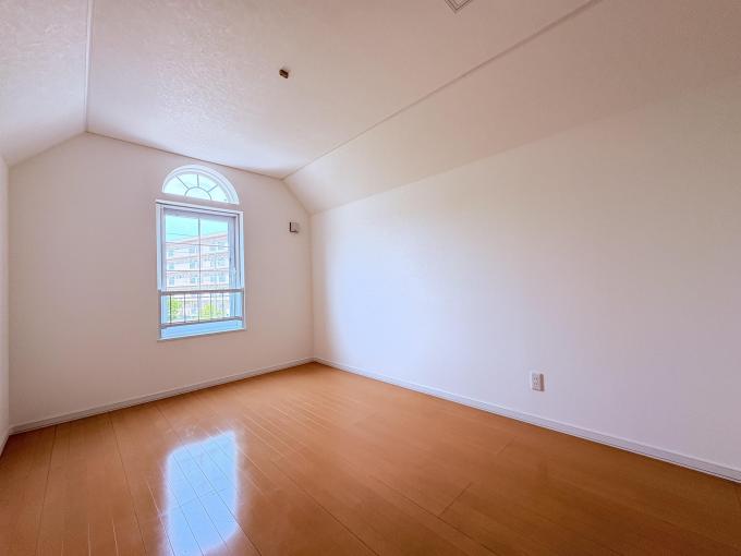 【洋室D】3階にある静かな部屋で窓から光が入ります 。