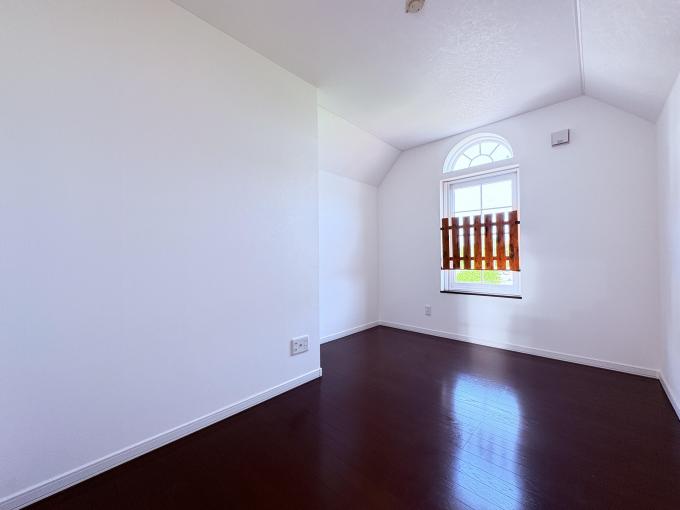 【洋室E】3階の独立した部屋で静かに過ごせます。