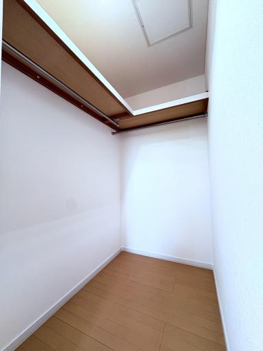 【ウォークイン】衣類をまとめて収納可能。
