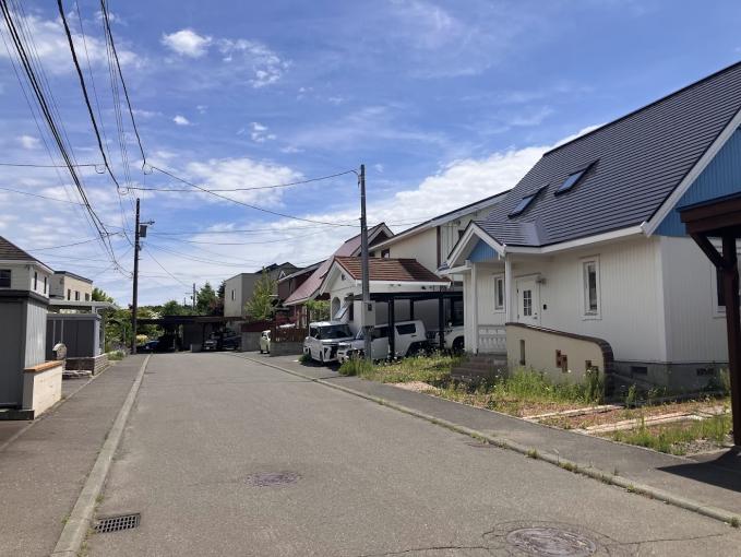 前面道路は８ｍで広々！