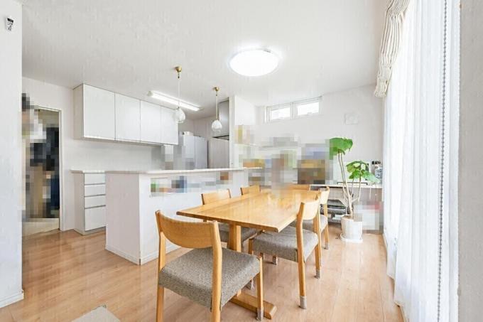 キッチン横のドア奥には洗面所があります キッチン横のドア奥には洗面所があります