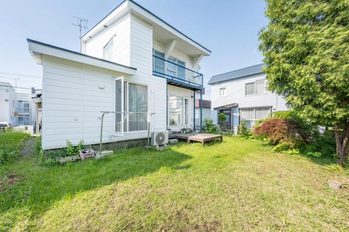 敷地南側の広い庭はウッドデッキもあります 敷地南側の広い庭はウッドデッキもあります