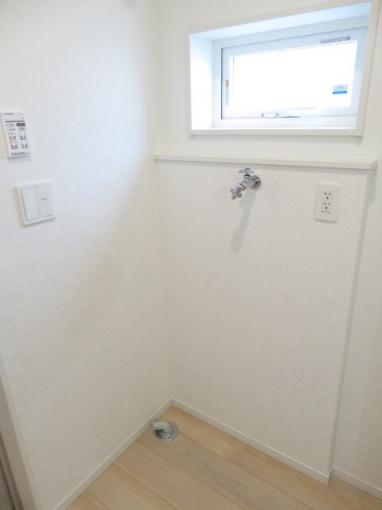 洗濯機スペース　同タイプ、窓あり