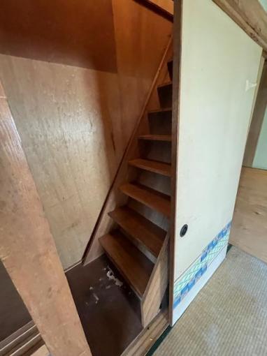 和室から小屋裏へ 和室から小屋裏へ