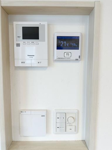 【その他】リモコン類がニッチにまとまったすっきりとした壁面