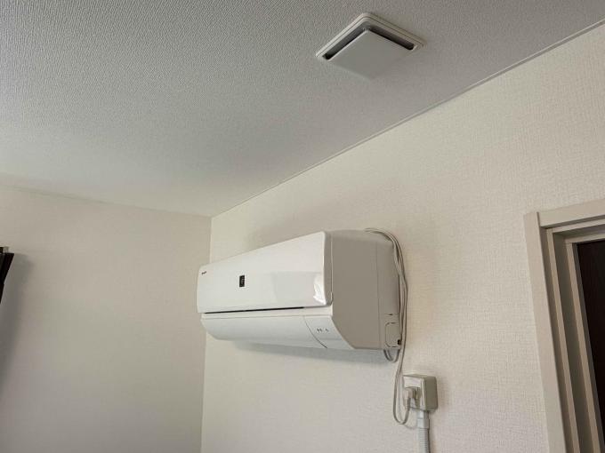【エアコン】お部屋に設置されたエアコン設備。