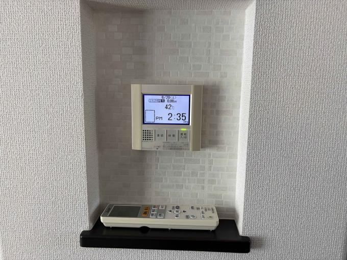 【給湯器】ニッチスペースに設置された給湯器リモコン。